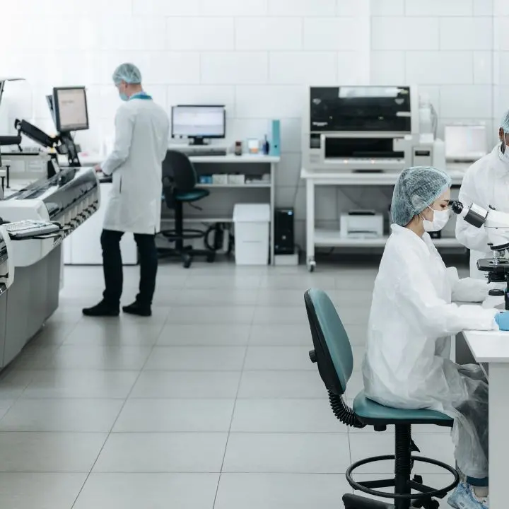 Paperoni e dittatori inseguono l’immortalità: miliardi di dollari sulla longevità e sul “reset biologico”\n