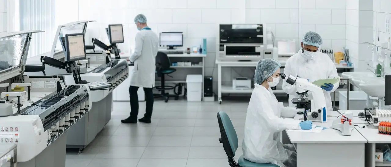 Paperoni e dittatori inseguono l’immortalità: miliardi di dollari sulla longevità e sul “reset biologico”\n