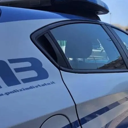 Roma, auto Polizia urta bimba: stava intervenendo per una rissa\n