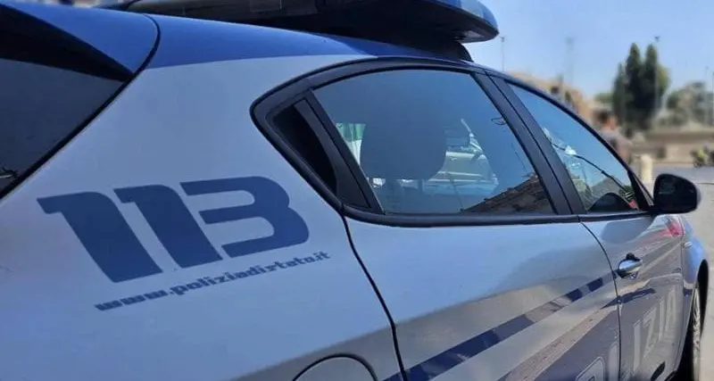Roma, auto Polizia urta bimba: stava intervenendo per una rissa\n