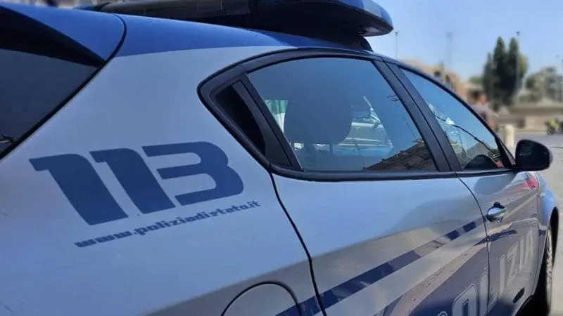 Roma, auto Polizia urta bimba: stava intervenendo per una rissa\n
