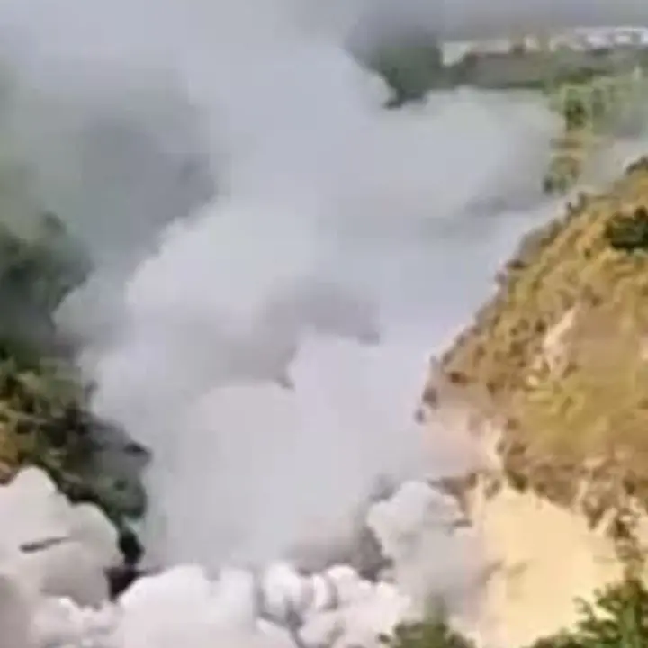 Esplosione in fabbrica di fuochi a Pianura: feriti carabinieri e vigili del fuoco\n