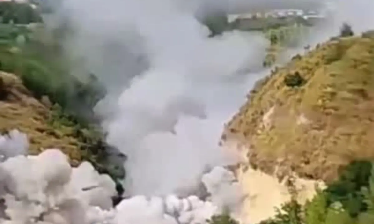 Esplosione in fabbrica di fuochi a Pianura: feriti carabinieri e vigili del fuoco\n