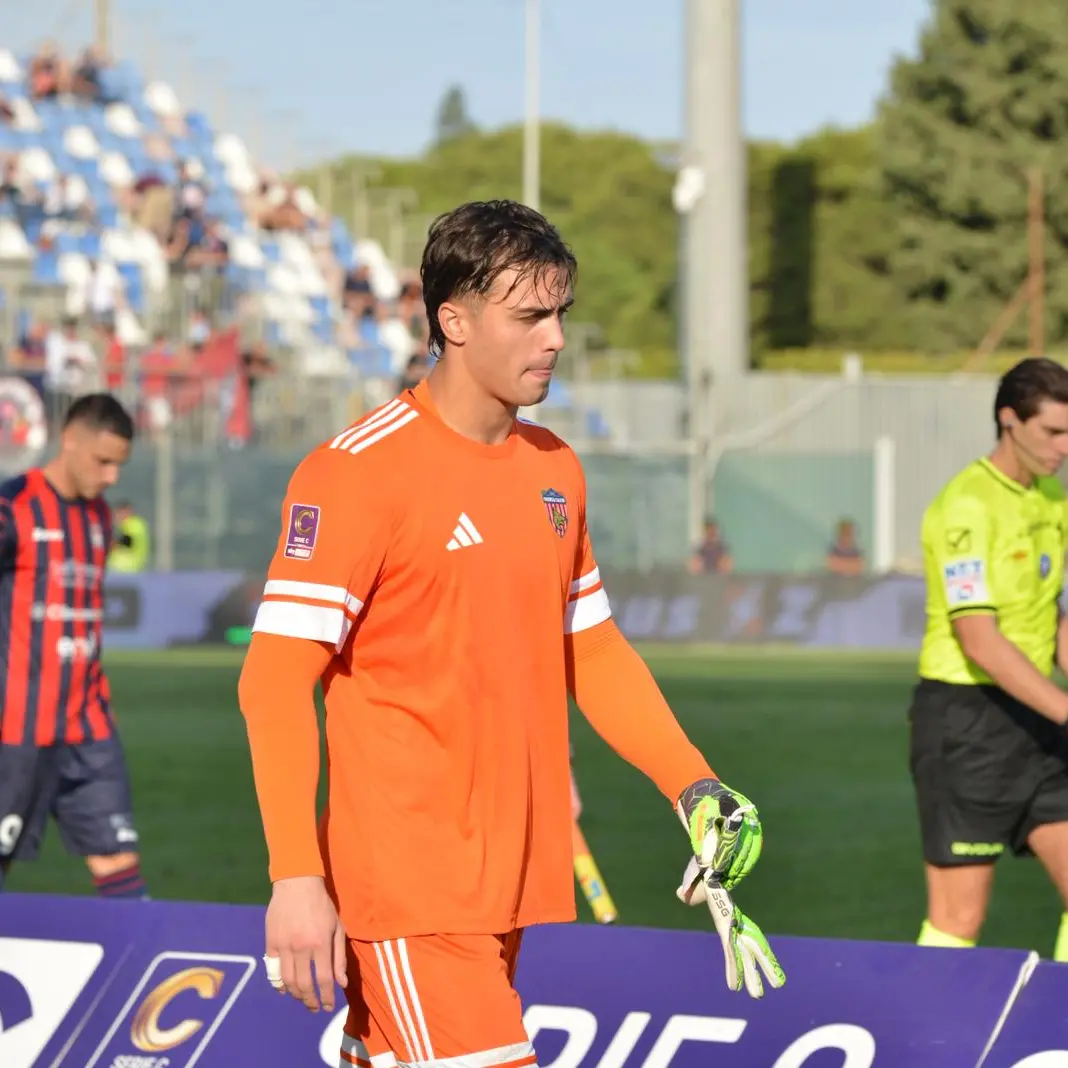 Cosenza, Vettorel eroe del derby contro il Crotone: «Ho fatto solo il mio dovere. La parata più bella...»