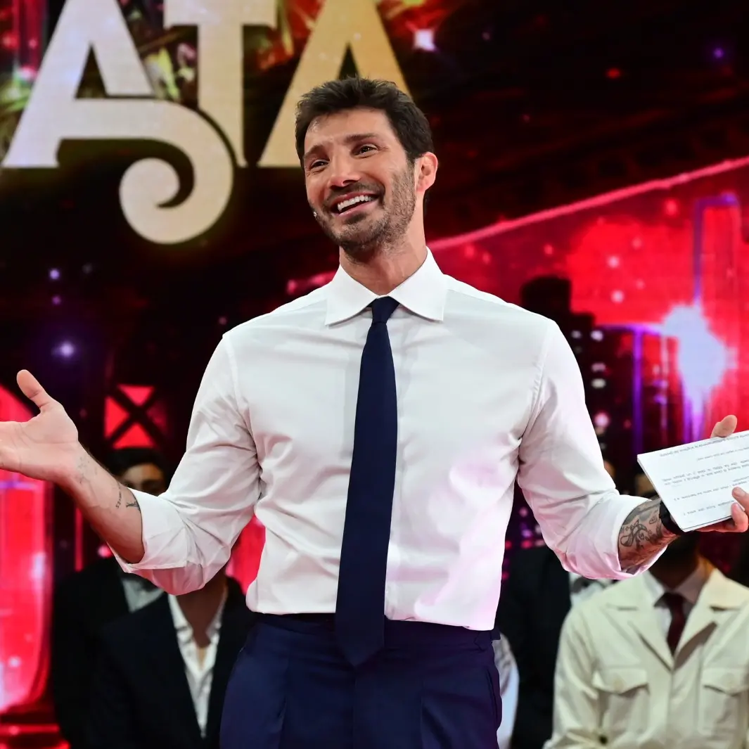 Stefano De Martino, dai video rubati al reato di revenge porn: l’inchiesta diventa più grave e svela un attacco mirato alla coppia\n
