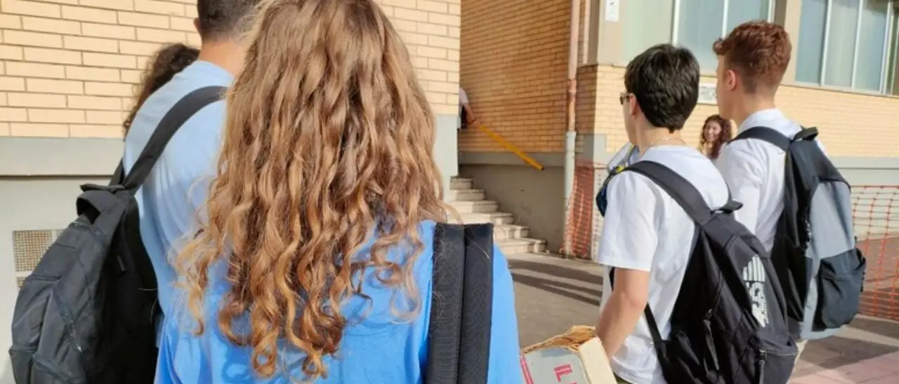 Palermo, studentessa si dichiara satanista: il prof la rimprovera ma viene sospeso. I giudici confermano la sanzione: «Ha violato la sua dignità»\n