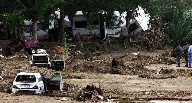 Soverato, 25 anni dopo la tragedia del camping Le Giare: il fango che non si lava via\n