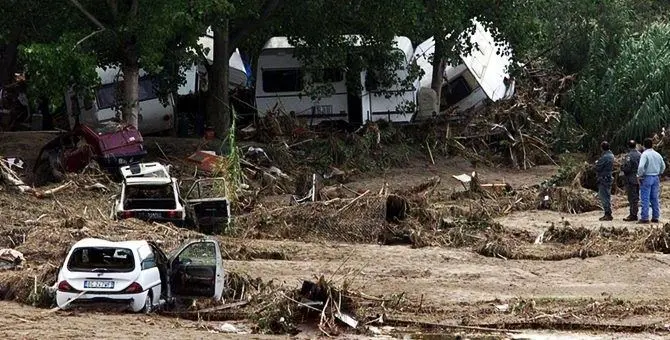 Soverato, 25 anni dopo la tragedia del camping Le Giare: il fango che non si lava via\n