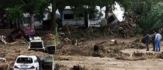 Soverato, 25 anni dopo la tragedia del camping Le Giare: il fango che non si lava via\n