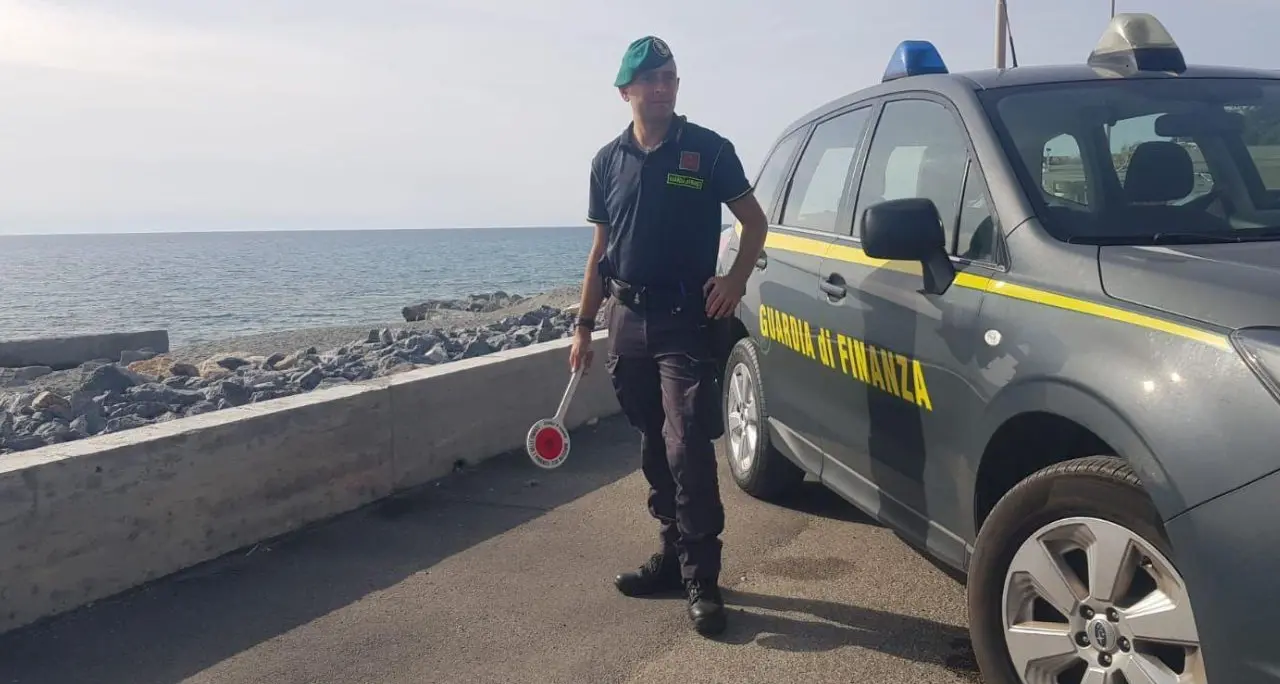 Falerna, le fiamme gialle sequestrano una discoteca abusiva\n