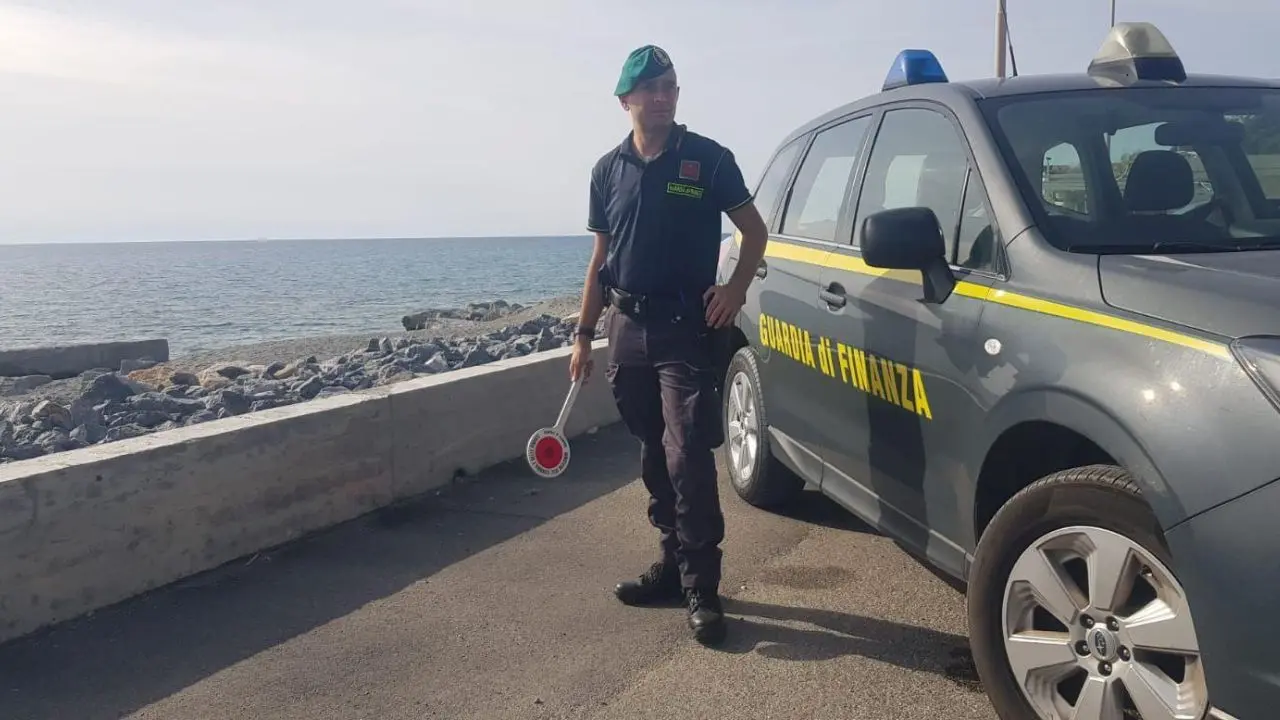 Falerna, le fiamme gialle sequestrano una discoteca abusiva\n