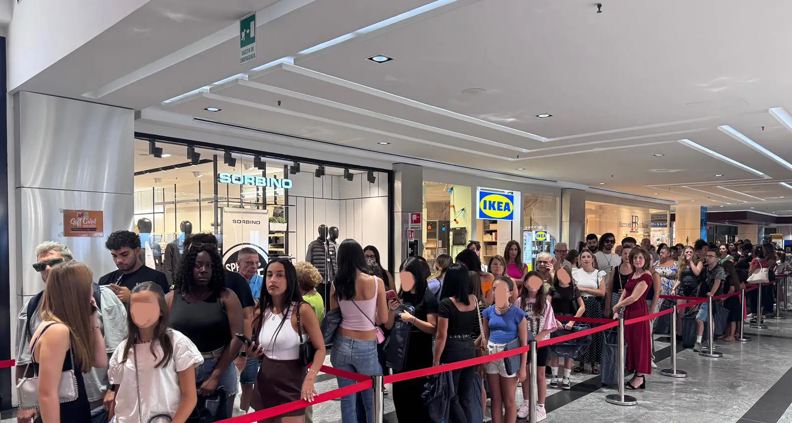 L'apertura di Primark a Rende, lunga fila di clienti