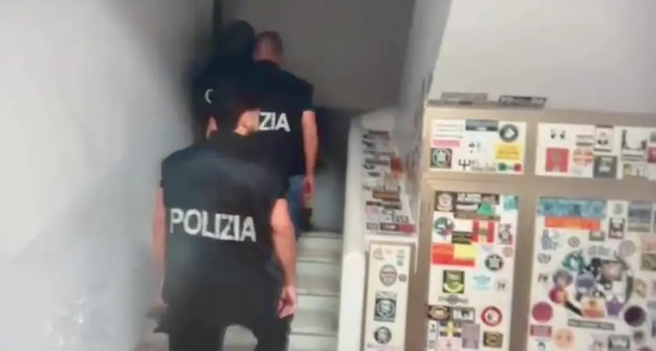 Catanzaro, aggressione a sfondo razzista ai danni di un cittadino straniero: arrestati tre esponenti di Forza Nuova\n