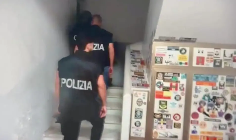 Catanzaro, aggressione a sfondo razzista ai danni di un cittadino straniero: arrestati tre esponenti di Forza Nuova\n
