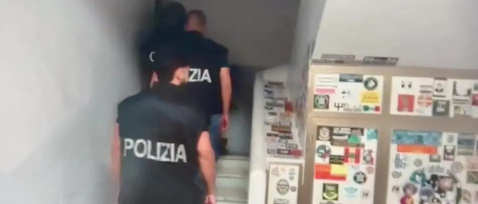 Catanzaro, aggressione a sfondo razzista ai danni di un cittadino straniero: arrestati tre esponenti di Forza Nuova\n