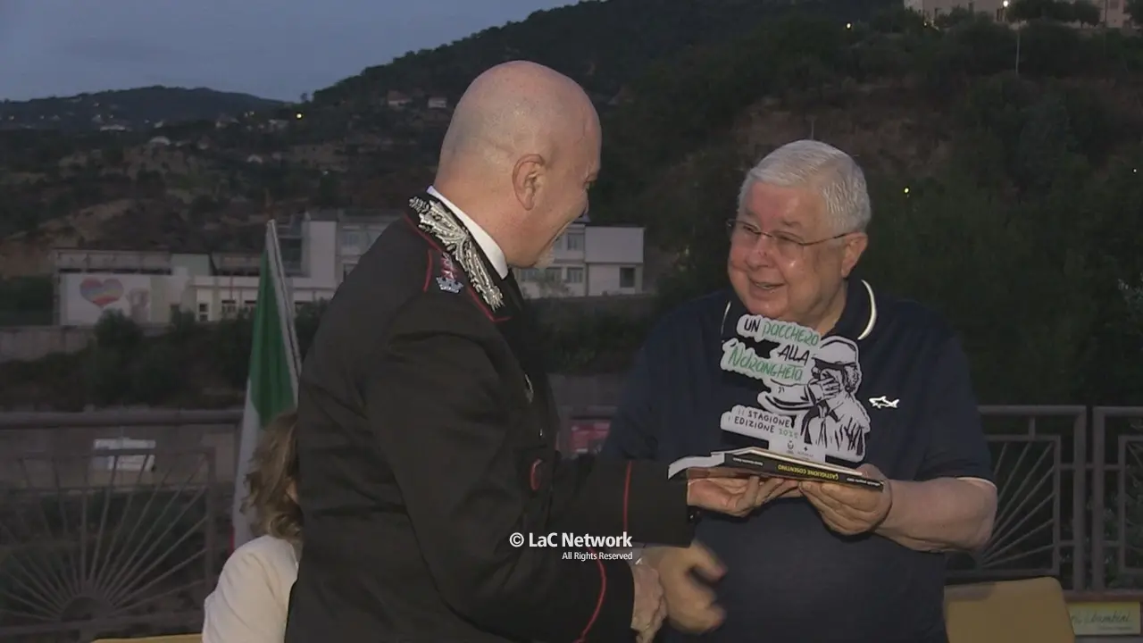 <p>Il colonnello Andrea Mommo premia Pippo Callipo</p>\\n