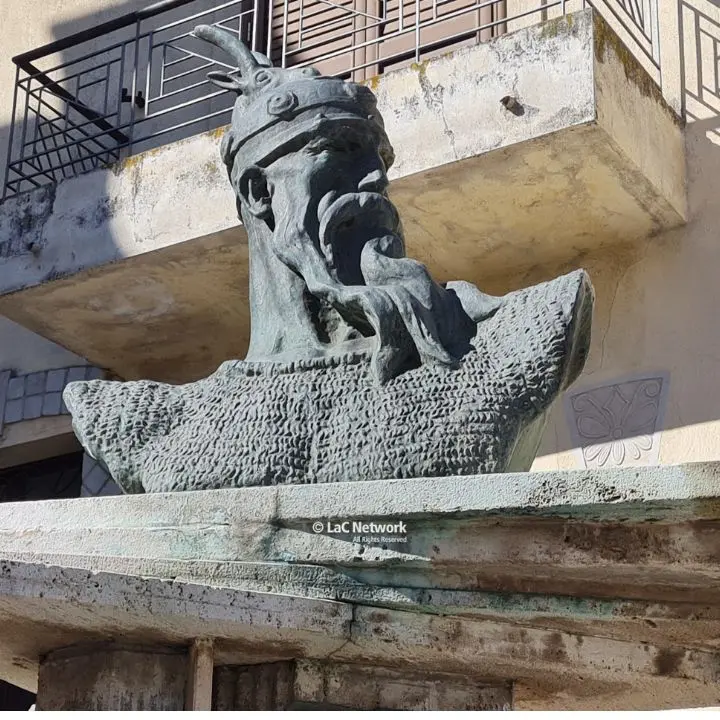 Skanderbeg, eroe del popolo albanese e difensore della cristianità: monumenti e piazze lo ricordano in Calabria\n