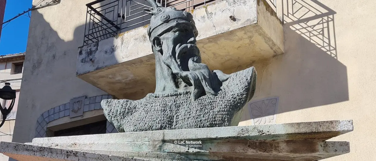 Skanderbeg, eroe del popolo albanese e difensore della cristianità: monumenti e piazze lo ricordano in Calabria\n