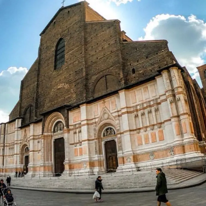 Bologna,\u00A0sesso sui gradini di San Petronio: denunciati in due\n
