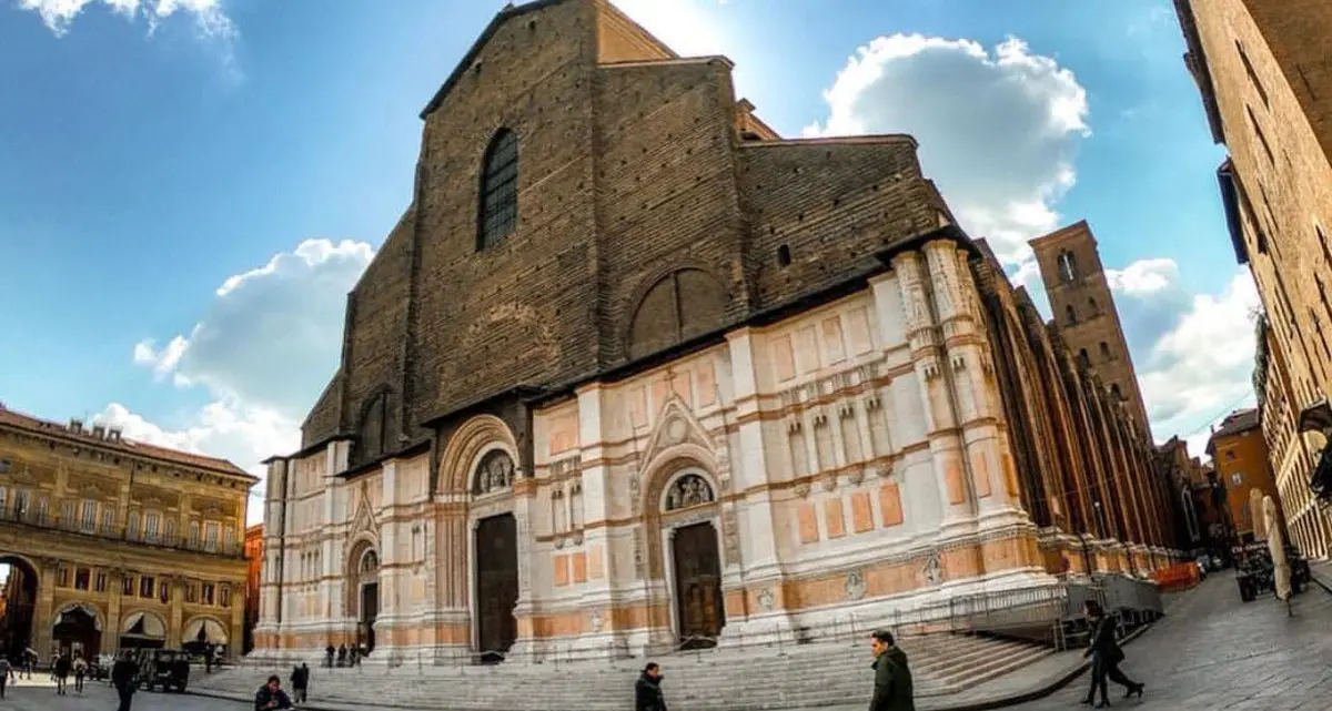 Bologna,\u00A0sesso sui gradini di San Petronio: denunciati in due\n