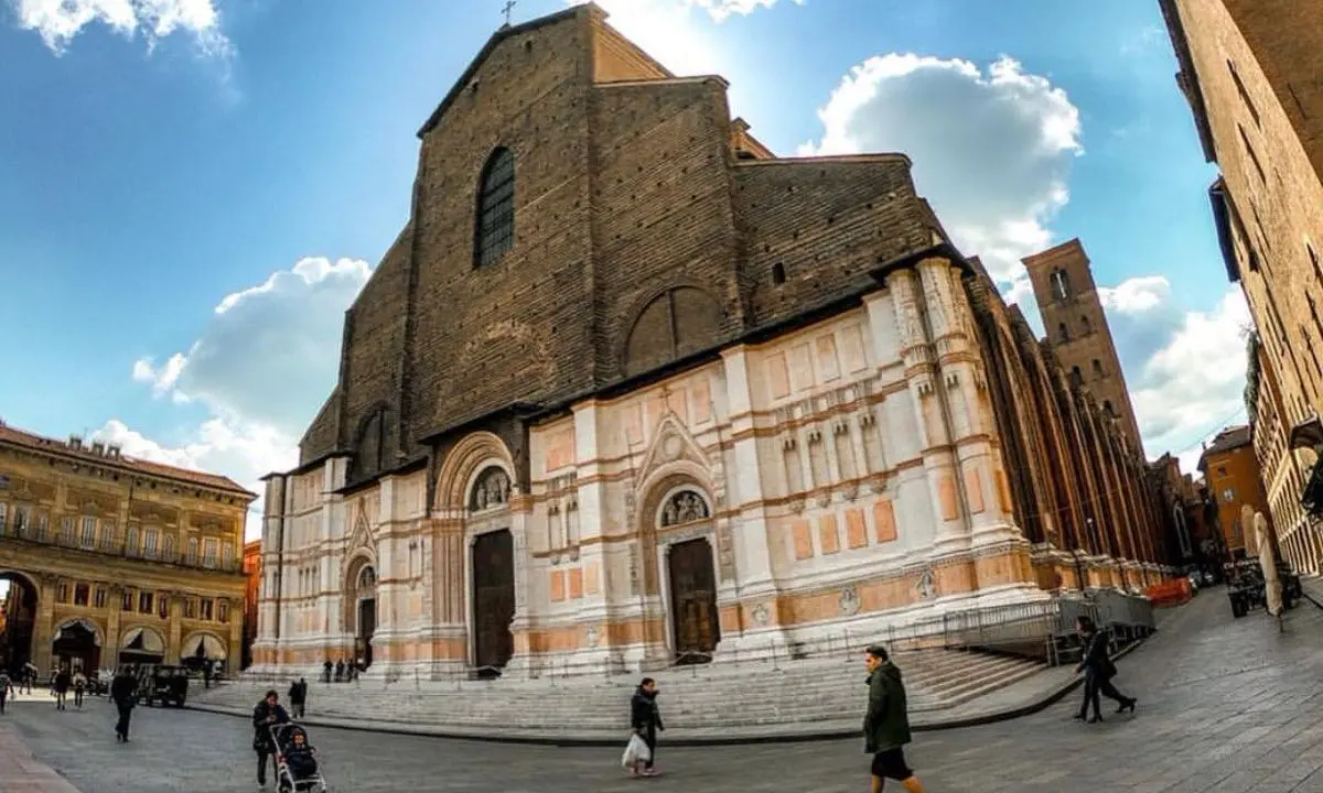 Bologna,\u00A0sesso sui gradini di San Petronio: denunciati in due\n