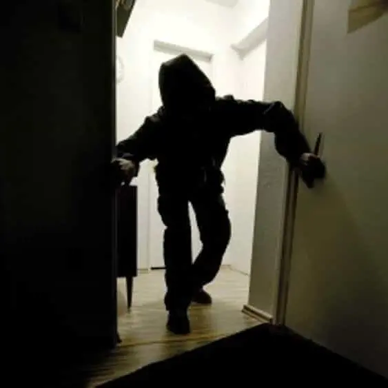Corigliano Rossano, tenta di entrare in casa con un coltello: arrestato 45enne in quasi flagranza di reato