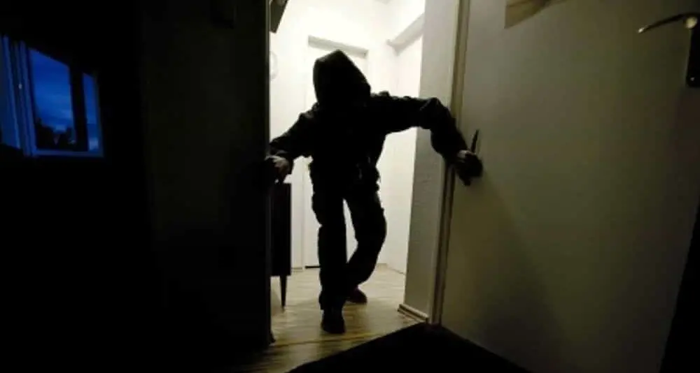 Corigliano Rossano, tenta di entrare in casa con un coltello: arrestato 45enne in quasi flagranza di reato