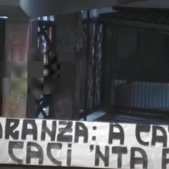 Lo striscione con la scritta \\u201Ccaci nta panza\\u201D (\\u201Ccalci nello stomaco\\u201D, ndr)