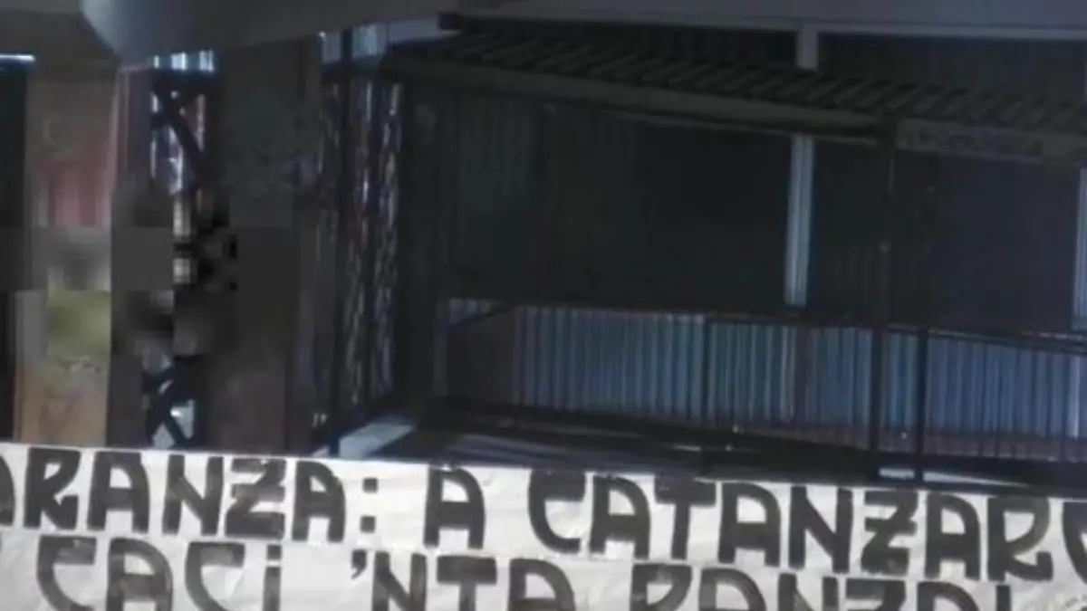 Lo striscione con la scritta \\u201Ccaci nta panza\\u201D (\\u201Ccalci nello stomaco\\u201D, ndr)