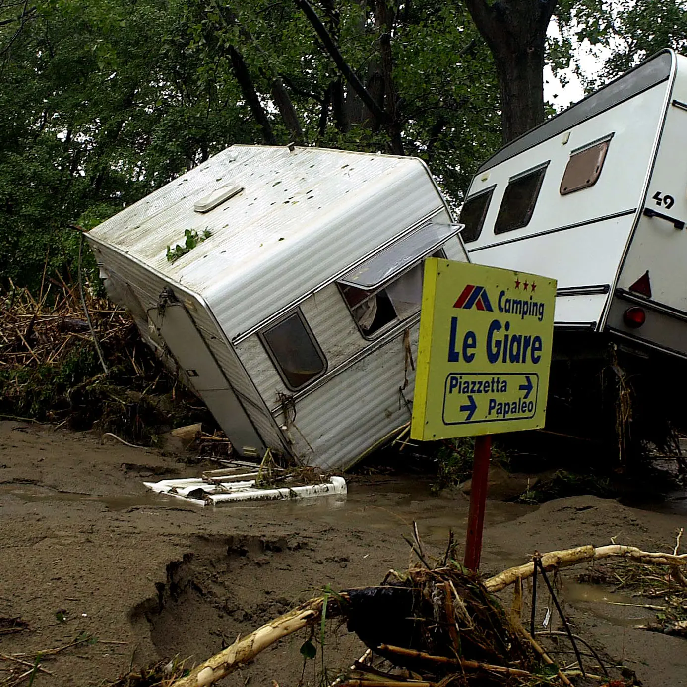 La tragedia del camping Le Giare una ferita che brucia ancora, Vacca: «Noi sindaci soli ad affrontare le emergenze»\n