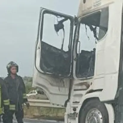 Paura sulla Statale 106 a Torricella: autoarticolato in fiamme, traffico rallentato
