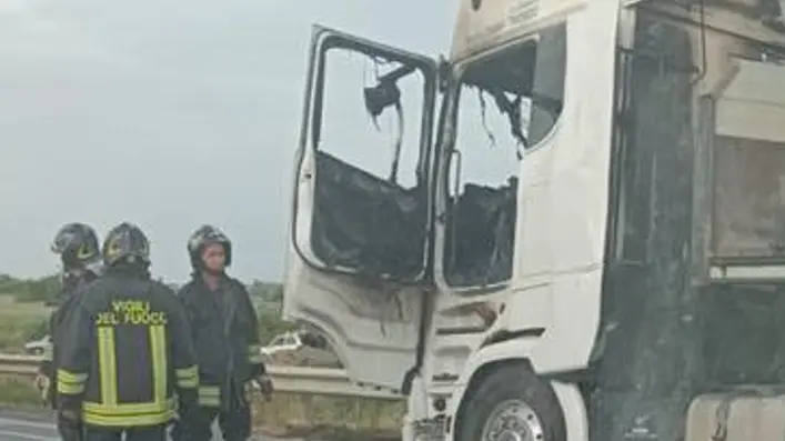 Paura sulla Statale 106 a Torricella: autoarticolato in fiamme, traffico rallentato