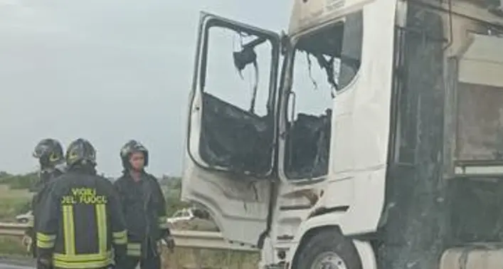 Paura sulla Statale 106 a Torricella: autoarticolato in fiamme, traffico rallentato