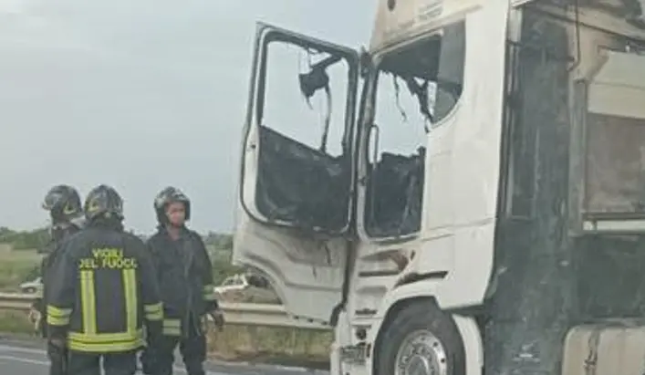 Paura sulla Statale 106 a Torricella: autoarticolato in fiamme, traffico rallentato