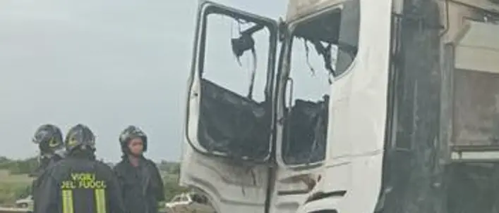 Paura sulla Statale 106 a Torricella: autoarticolato in fiamme, traffico rallentato