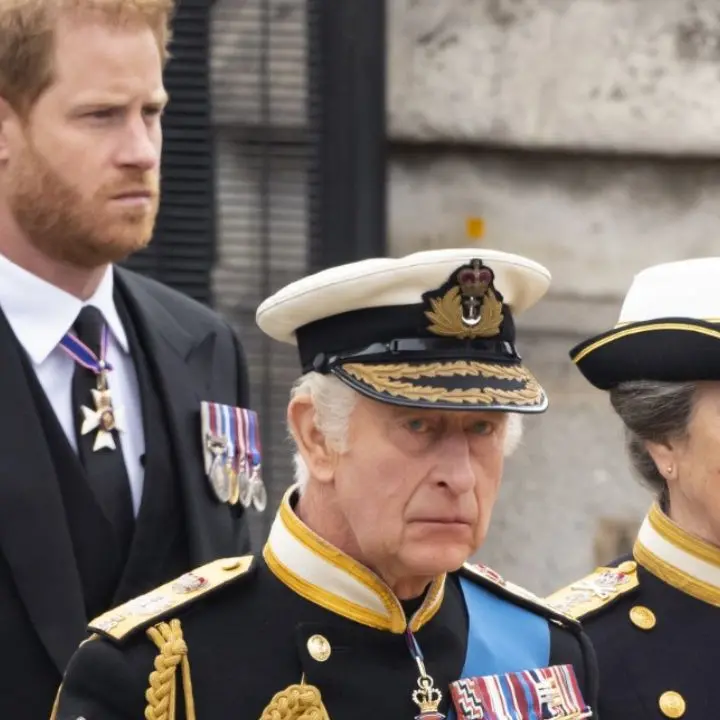 Pace a Clarence House? Il principe Harry incontra re Carlo per 55 minuti, ma i sospetti restano\n