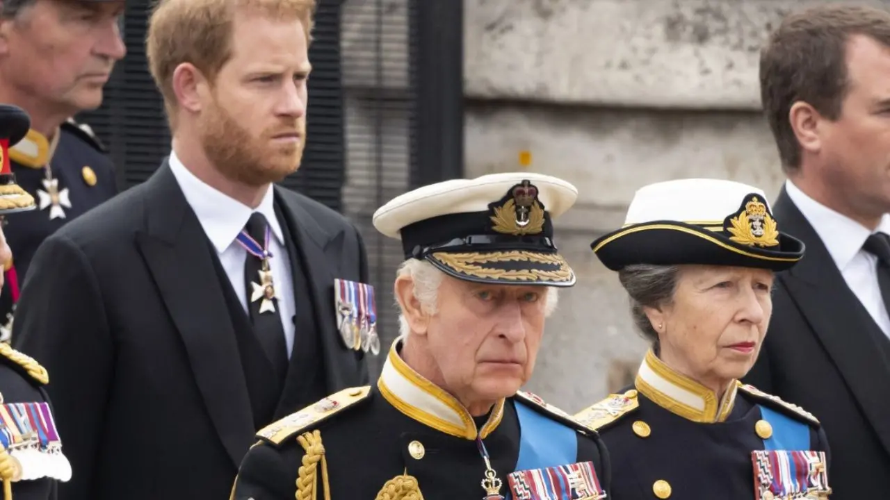 Pace a Clarence House? Il principe Harry incontra re Carlo per 55 minuti, ma i sospetti restano\n