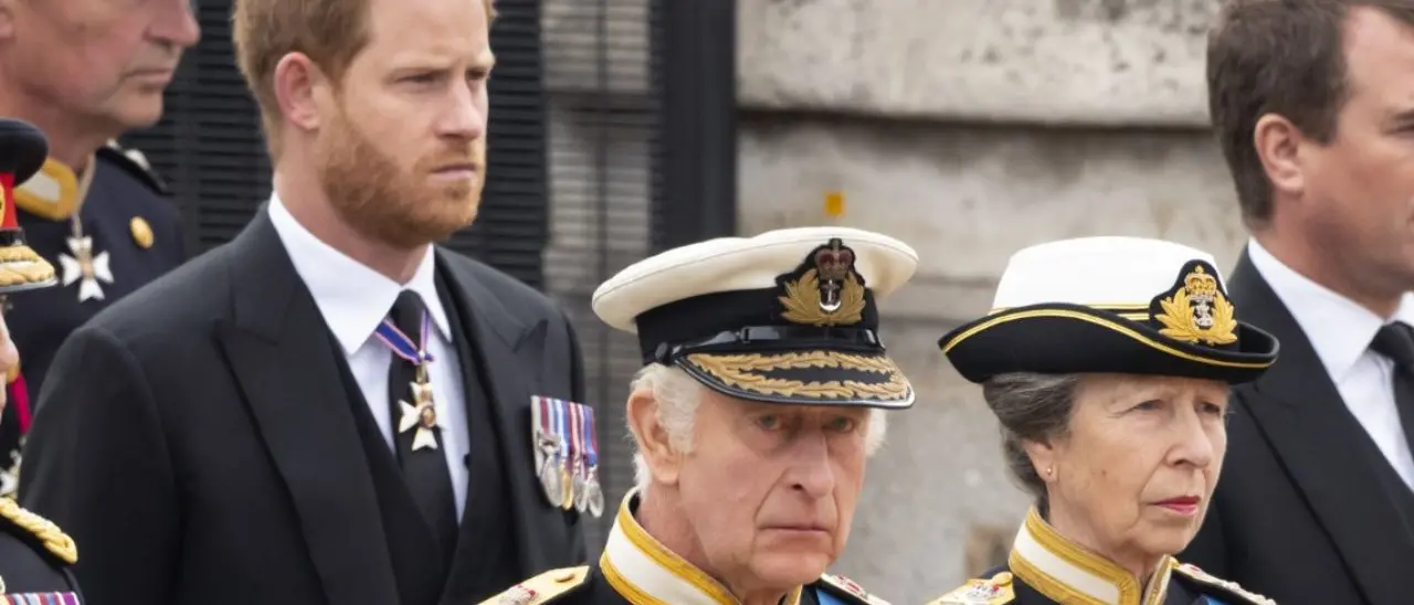 Pace a Clarence House? Il principe Harry incontra re Carlo per 55 minuti, ma i sospetti restano\n