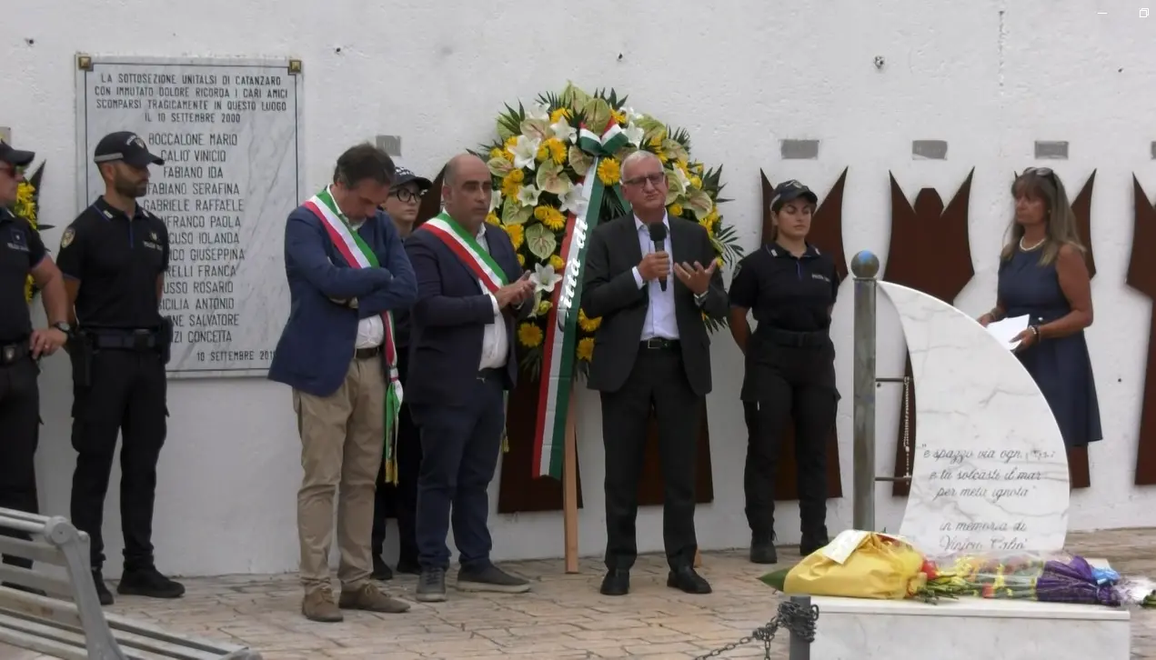 Soverato ricorda le vittime della tragedia del camping Le Giare 25 anni dopo tra dolore e memoria\n