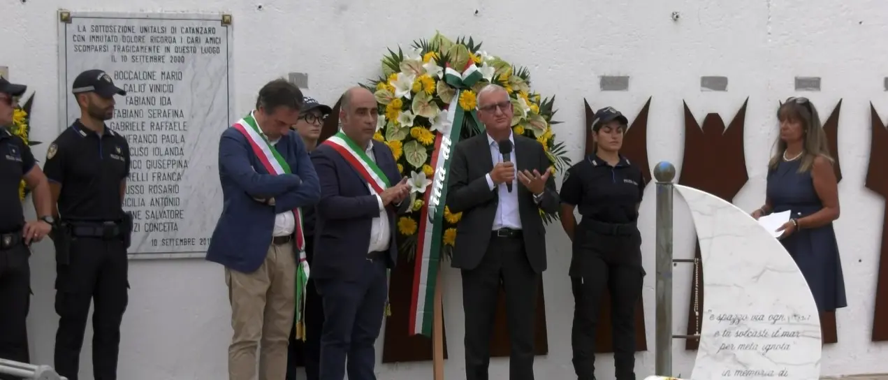 Soverato ricorda le vittime della tragedia del camping Le Giare 25 anni dopo tra dolore e memoria\n