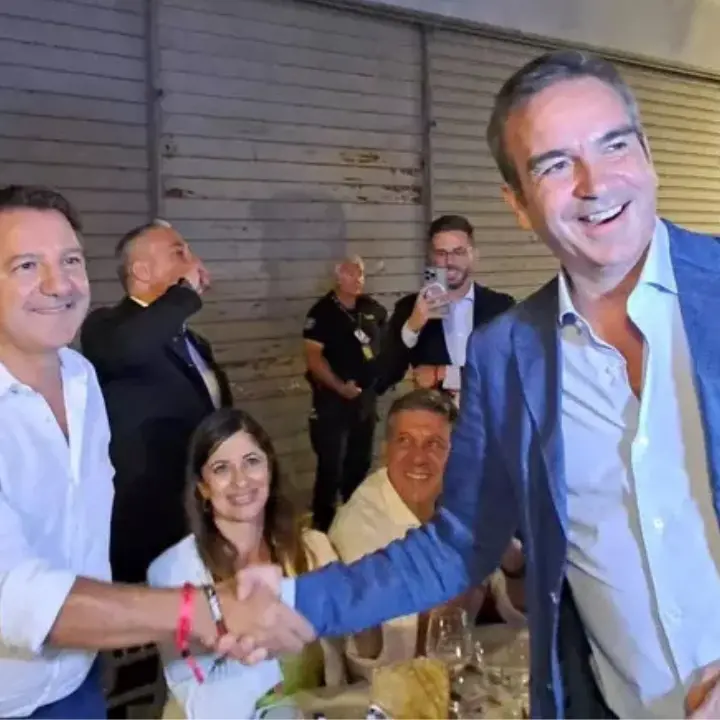 Stretta di mano e sorrisi tra Occhiuto e Tridico a Catanzaro, primo incontro dei due candidati
