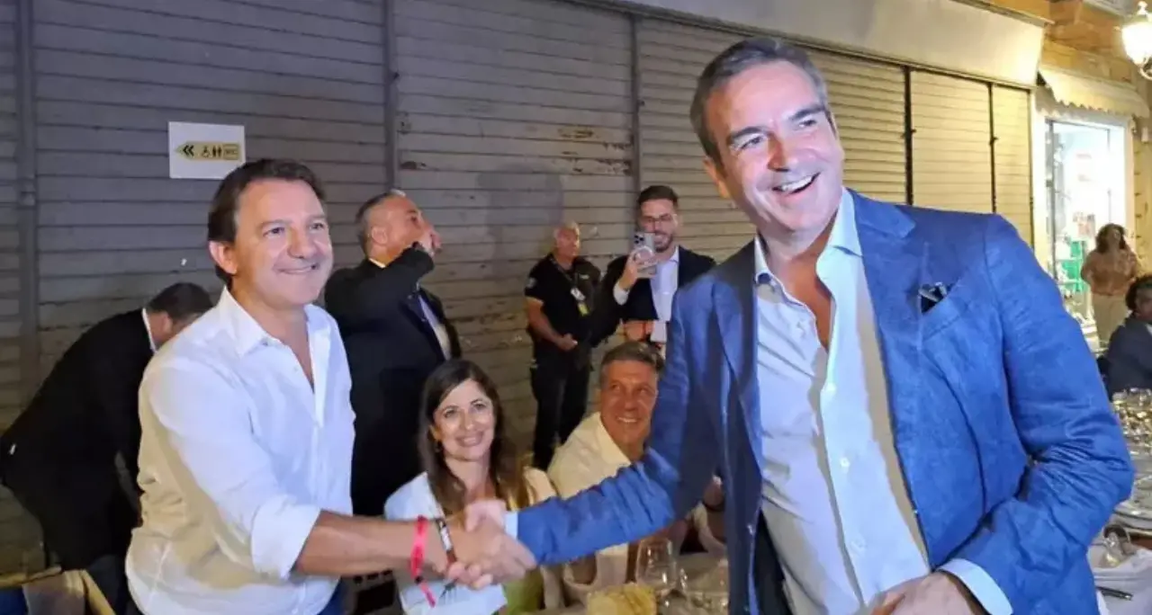 Stretta di mano e sorrisi tra Occhiuto e Tridico a Catanzaro, primo incontro dei due candidati