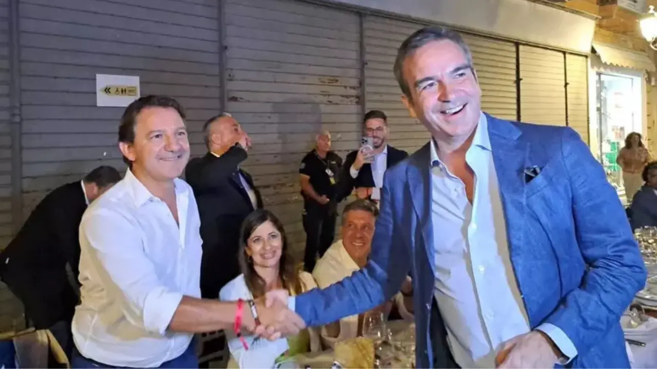 Stretta di mano e sorrisi tra Occhiuto e Tridico a Catanzaro, primo incontro dei due candidati