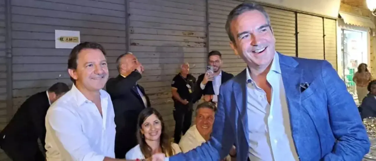 Stretta di mano e sorrisi tra Occhiuto e Tridico a Catanzaro, primo incontro dei due candidati