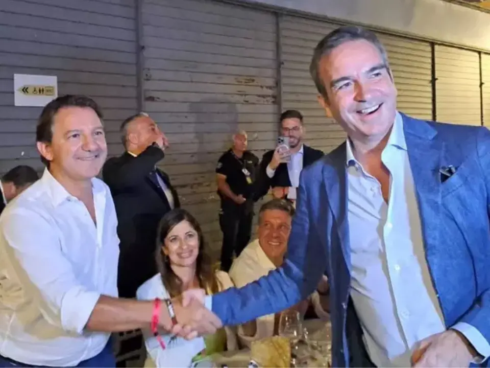 Stretta di mano e sorrisi tra Occhiuto e Tridico a Catanzaro, primo incontro dei due candidati