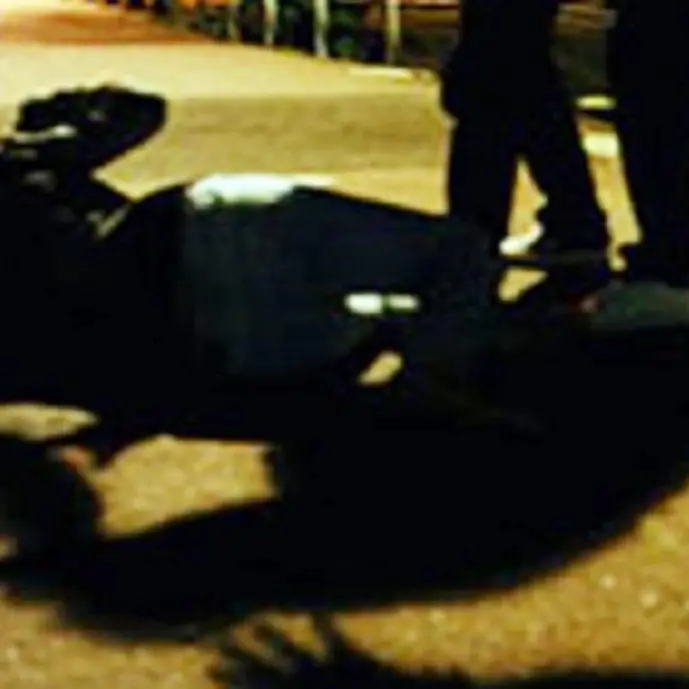 «Tuo padre è un infame»: il figlio di un pentito di 'ndrangheta riconosciuto e picchiato dal branco, in 40 si accaniscono contro un 19enne