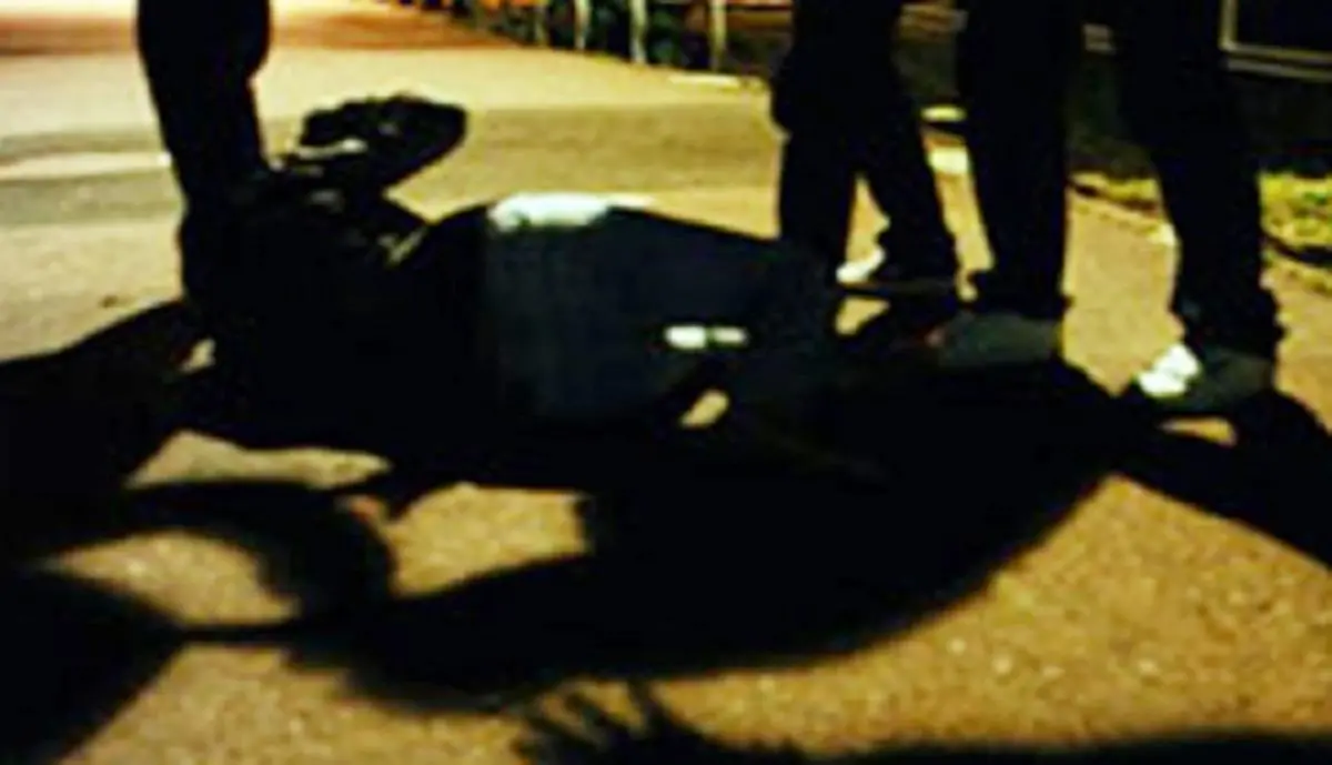 «Tuo padre è un infame»: il figlio di un pentito di 'ndrangheta riconosciuto e picchiato dal branco, in 40 si accaniscono contro un 19enne