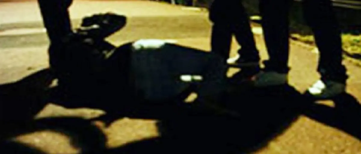 «Tuo padre è un infame»: il figlio di un pentito di 'ndrangheta riconosciuto e picchiato dal branco, in 40 si accaniscono contro un 19enne