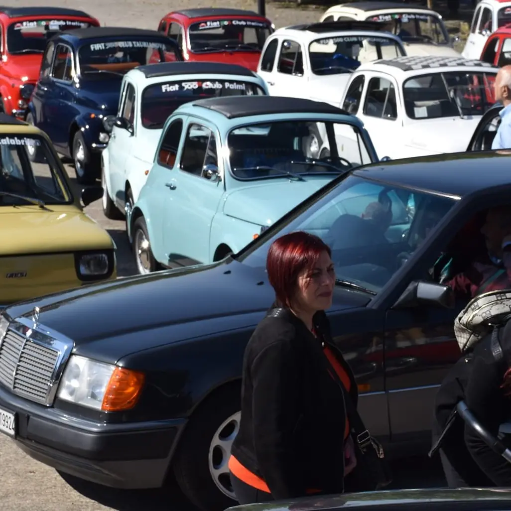 Vena Superiore celebra il mito delle Fiat 500: dal Vibo Center il corteo delle auto storiche alla volta della Sagra della Pizza