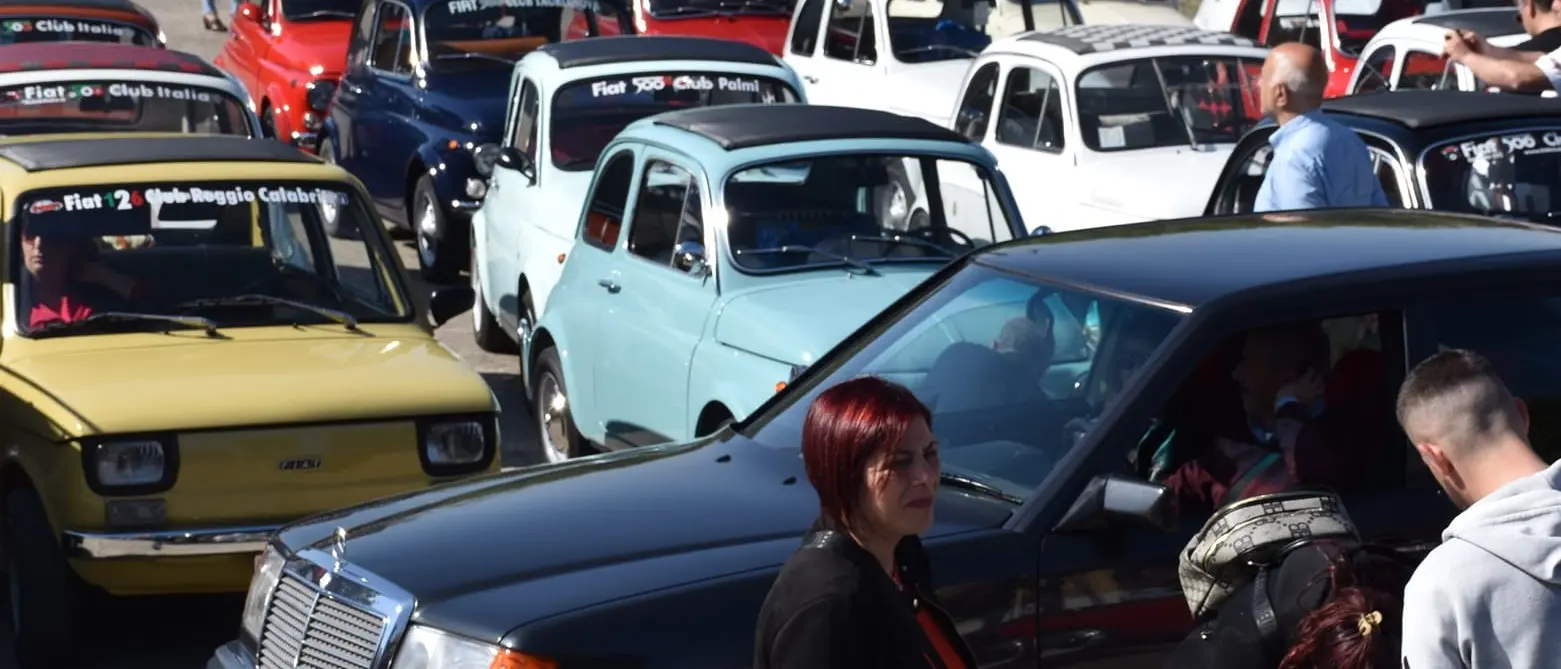 Vena Superiore celebra il mito delle Fiat 500: dal Vibo Center il corteo delle auto storiche alla volta della Sagra della Pizza